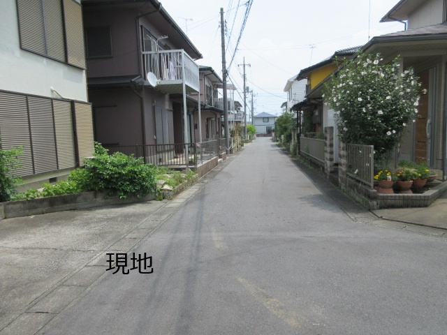 中古戸建　深谷市稲荷町1-5-30（期間限定現況販売）の前面道路含む現地写真