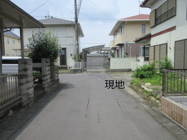 中古戸建　深谷市稲荷町1-5-30（期間限定現況販売）の前面道路含む現地写真