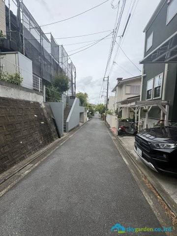 逗子市小坪２丁目　中古戸建の前面道路含む現地写真