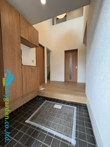 逗子市小坪２丁目　中古戸建の玄関|ゆったりとした玄関です