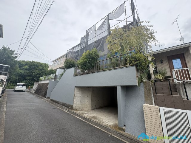 逗子市小坪２丁目　中古戸建の前面道路含む現地写真
