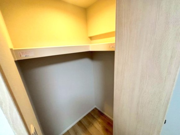 綾瀬プルミエの収納|衣類から季節物までまとめて収納。居住空間をすっきり保つ、大容量ウォークインクローゼット。