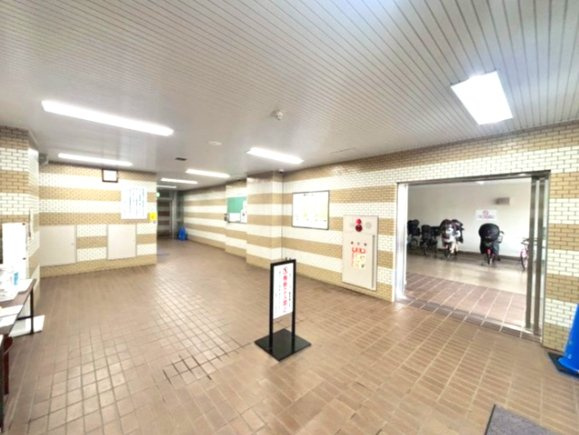綾瀬プルミエのエントランス|落ち着いた空間美が、住まう方やゲストをやさしく迎えます。
