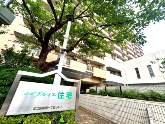 綾瀬プルミエ|美しく整備された館銘板が迎えるエントランス。管理状態の良さも感じられます。