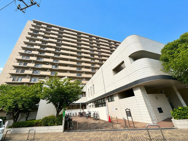 綾瀬プルミエの外観|落ち着いた色調と美しいフォルムが印象的。上質な暮らしを予感させる佇まいです。