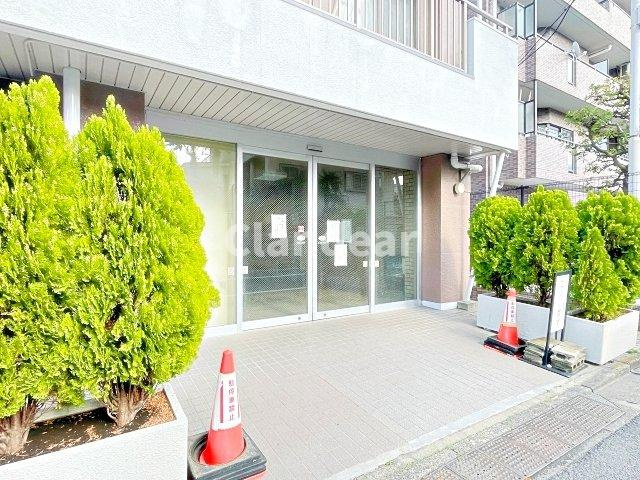 タウンハイツ亀有2号棟のエントランス|ドキドキの新生活も、安心してスタート。ぴったりの住まいを見つけませんか？クランディアが一緒に住まい選びをサポートします‼　まずは、お気軽にお問合せください　＃クランディア