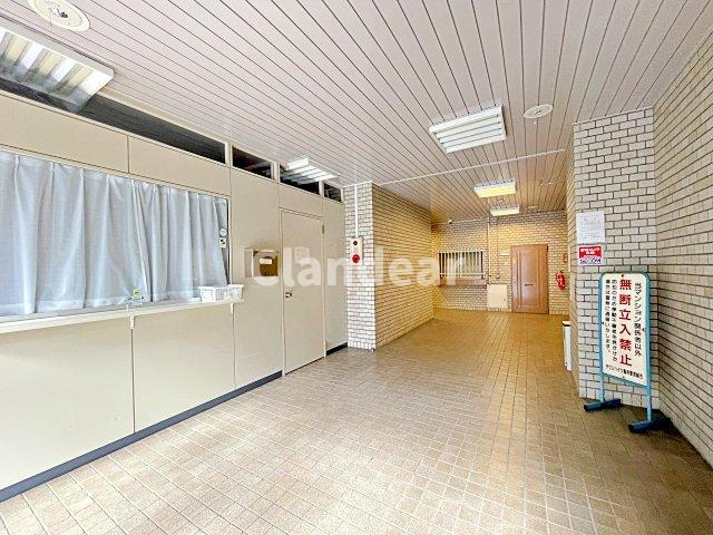 タウンハイツ亀有2号棟のロビー|ドキドキの新生活も、安心してスタート。ぴったりの住まいを見つけませんか？クランディアが一緒に住まい選びをサポートします‼　まずは、お気軽にお問合せください　＃クランディア
