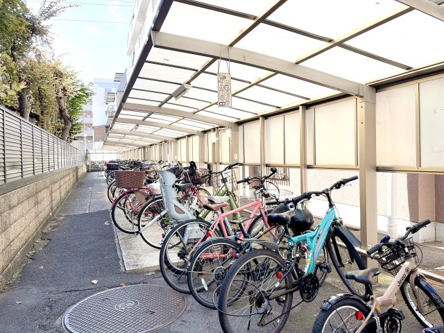 タウンハイツ亀有2号棟の駐輪場|ドキドキの新生活も、安心してスタート。ぴったりの住まいを見つけませんか？クランディアが一緒に住まい選びをサポートします‼　まずは、お気軽にお問合せください　＃クランディア