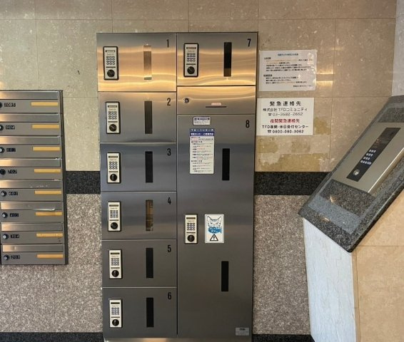 ルーブル旗の台のその他