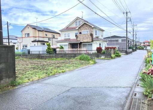 【土地】川越市小堤建築条件無し売地の前面道路含む現地写真