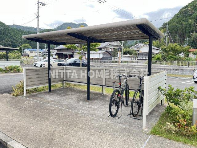 シャーメゾン大新屋Ａのその他共用部分|屋根付きの駐輪場は無料です○