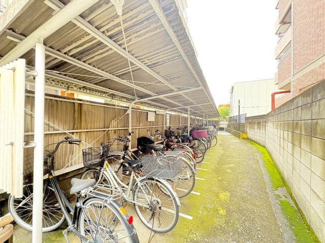 ライオンズマンション西新井の駐輪場