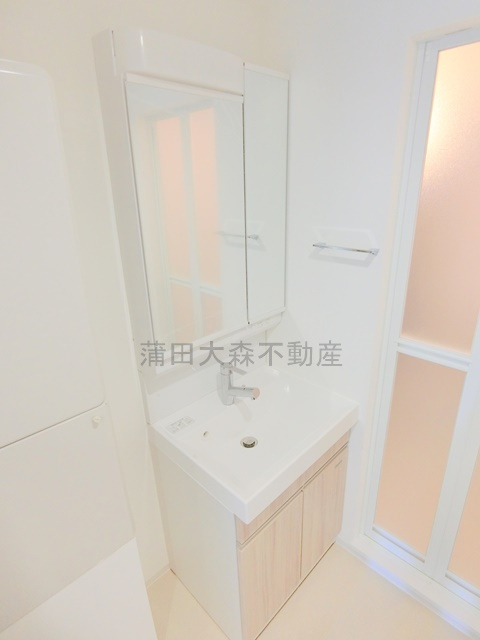 ADORE URBAN大森町Aの洗面所|洗面脱衣所　独立洗面台　洗濯機置き場