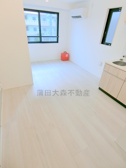 ADORE URBAN大森町Aの居間・リビング|西向きの洋室9.4帖