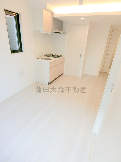 ADORE URBAN大森町Aの居間・リビング