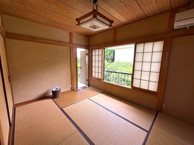 平坦角地に建つ温泉付きの大型5LDKの和室|2階南東側和室からもバルニーに出られます