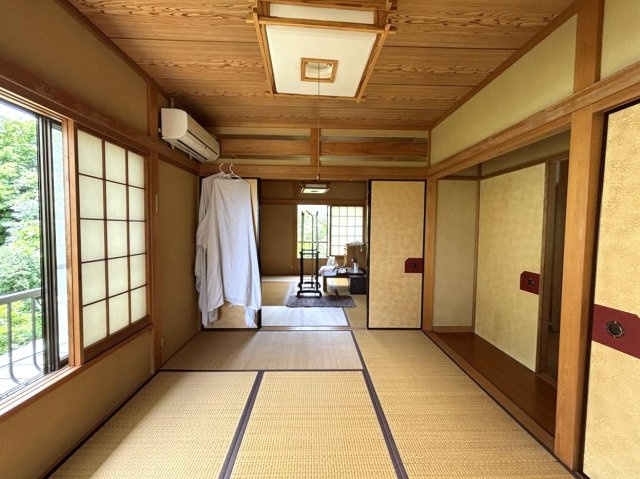 平坦角地に建つ温泉付きの大型5LDKの和室|2階続き間の和室