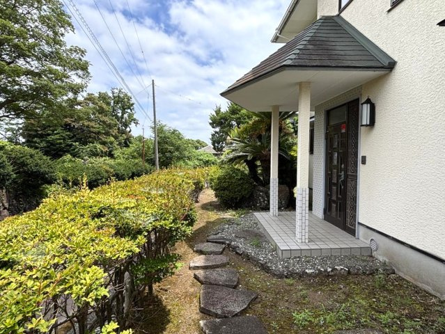 平坦角地に建つ温泉付きの大型5LDKの玄関