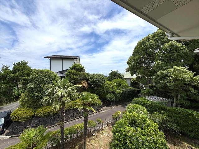 平坦角地に建つ温泉付きの大型5LDKの展望|少しだけ海を遠望