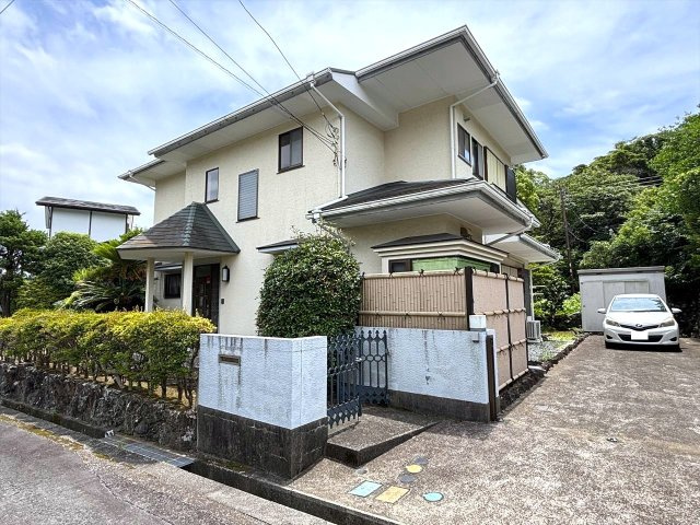 平坦角地に建つ温泉付きの大型5LDK