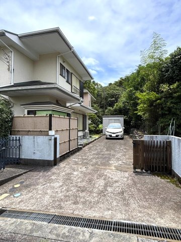 平坦角地に建つ温泉付きの大型5LDKの駐車場|縦列で2台駐車可能