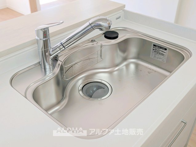 ビーグルマンション東大和のキッチン|【Water cleaner】
◆浄水器◆蛇口から流れ出すお水はクリーンでいつも楽しめます。また浄水器内臓シャワー混合栓なので場所取らずのスッキリとしたスタイルです。