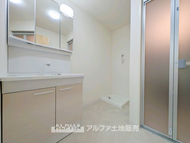 ビーグルマンション東大和の独立洗面台|【Powder room】
◆独立洗面台◆朝の身支度や帰宅後の手洗いも快適に行える独立洗面台。収納スペースも備えており、洗面用品をすっきり整理できる使い勝手の良い空間です。