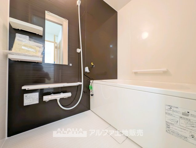 ビーグルマンション東大和の浴室|【Bath room】
◆バスルーム◆一日の疲れをゆっくり癒せる落ち着いたバスルーム。浴室乾燥機付きで天候を気にせず洗濯でき、毎日の暮らしにも便利な空間です。