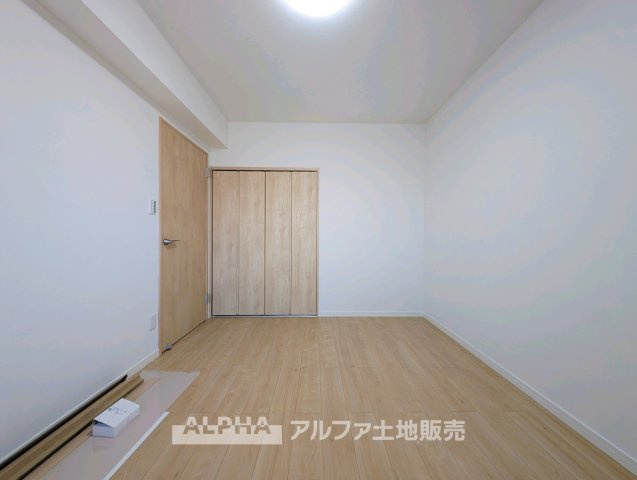 ビーグルマンション東大和の洋室|【multi room】
◆多用途に使える一室◆収納やワークスペースとしても活用できる洋室。家族構成やライフスタイルに合わせて柔軟に使える空間です。