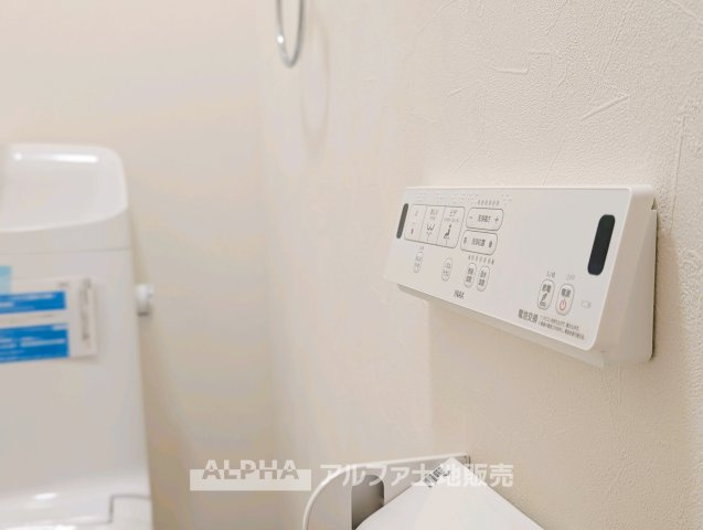 ビーグルマンション東大和のトイレ|【Warm water flush toilet】
◆温水洗浄便座付きトイレ◆お掃除も楽々。快適に過ごすためには今や欠かせない設備の一つです。壁掛けリモコンで使いやすくいつでも清潔に保てます。