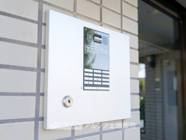 ビーグルマンション東大和の防犯設備|【Auto-lock system】
◆エントランス◆にオートロックを採用。外部からの出入りを管理し、日々の暮らしに落ち着きをもたらします。