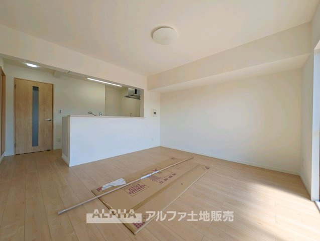 ビーグルマンション東大和の居間・リビング|【Daily Livi添う◆
朝食を囲む時間から夜のくつろぎまで、家族それぞれの時間をやさしく包み込み、暮らしの中心となるリビングです。