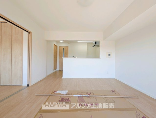 ビーグルマンション東大和の居間・リビング|【Daily Scene】
◆暮らしをつなぐ場所◆
「おはよう」から「おやすみ」まで、一日のさまざまな時間が交差するリビング。家族の何気ない毎日を、心地よく支える空間です。