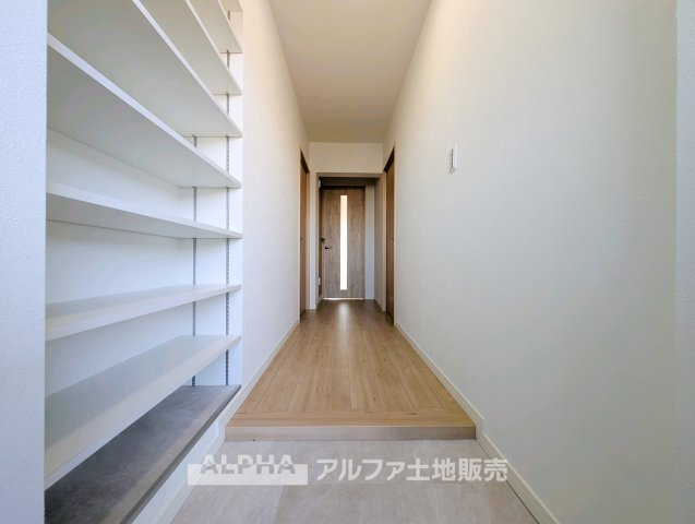 ビーグルマンション東大和の玄関|【Welcome Space】
◆玄関◆帰宅時にほっとできる、穏やかな空気感の玄関。整った空間が日々の切り替えを自然にサポートし、来客時にも好印象を与えます。