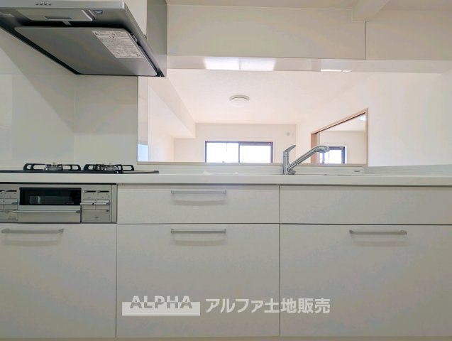 ビーグルマンション東大和のキッチン|【Daily Comfort】
◆毎日を整える空間◆使いやすさに配慮されたキッチンは、料理をする時間まで楽しく感じられる場所。暮らしのリズムに自然と馴染み、心地よい日常を演出します。