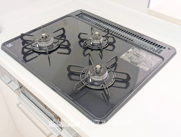ビーグルマンション東大和のキッチン|【gas stove】◆ガスコンロ◆使い勝手に配慮されたガスコンロを備えたキッチン。火力調整がしやすく、毎日の調理がスムーズに進み、家事の時間を心地よく支えてくれます