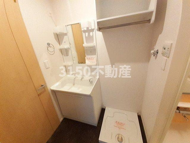 カーサ　プラシードＡ棟の洗面所|明るい洗面所です