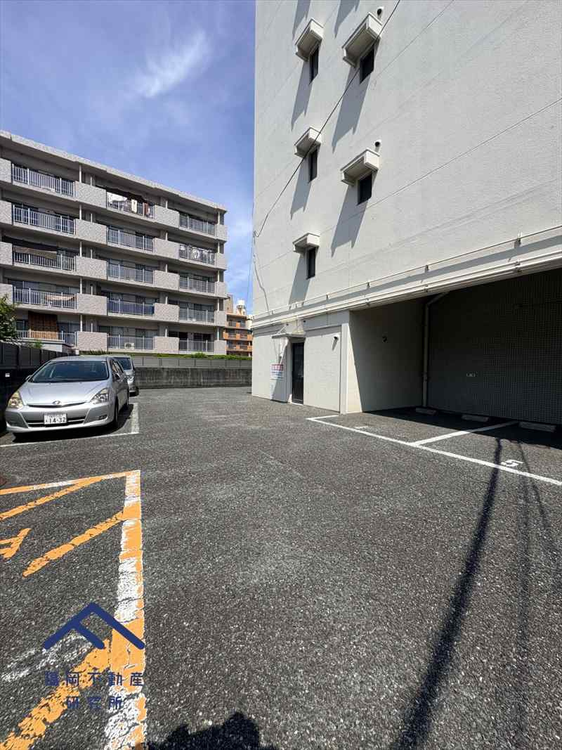 サンシャイン野間の駐車場