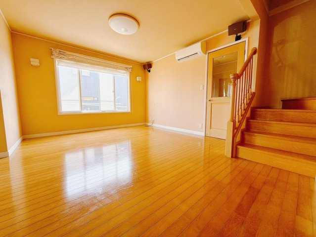 【中古戸建】前橋市箱田町の居間・リビング|■リビング｜大きい窓からあたたかいたっぷりの光が入ります♪開放的な空間で毎日をもっと快適に(*＾＾*)