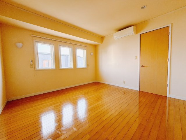 【中古戸建】前橋市箱田町の洋室|■2階洋室｜お子様の一人部屋にピッタリな洋室。木のぬくもりを感じるフローリングは、天然木の味わいが時とともに深みを増していきます。また、傷にも強く、フリーワックスでお手入れもラクラクです♪