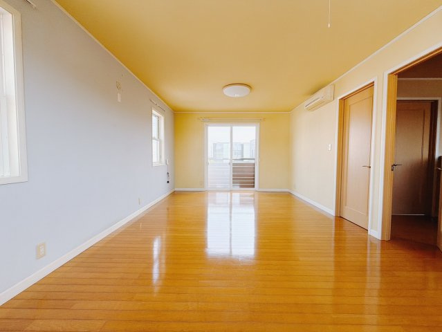 【中古戸建】前橋市箱田町の洋室|■2階洋室｜2階洋室には大きな窓をご用意しています。日中はあたたかな日差し差し込み自分時間も充実できますね＾＾