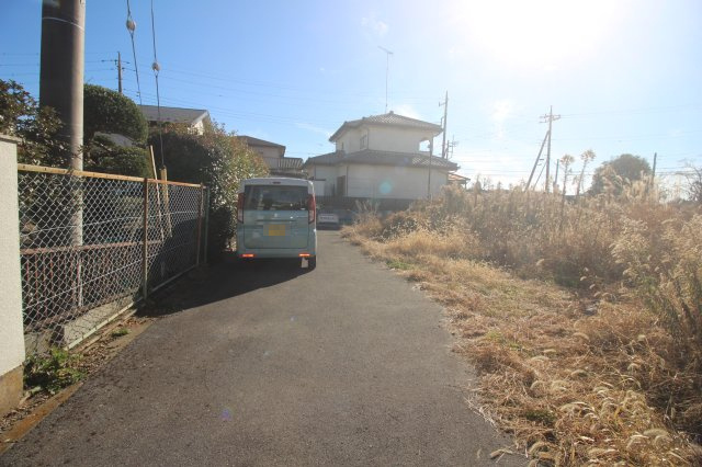 小山市羽川の前面道路含む現地写真|南東側道路（2024年12月撮影）