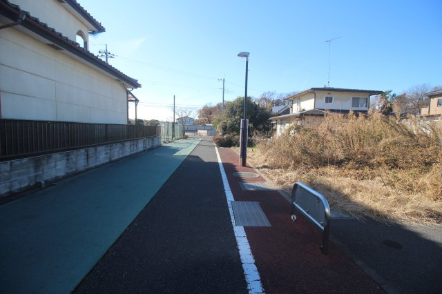 小山市羽川の前面道路含む現地写真|南西側　遊歩道（2024年12月撮影）