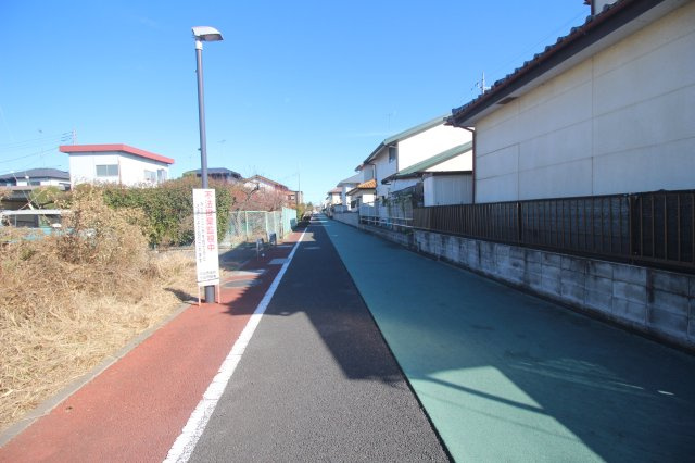 小山市羽川の前面道路含む現地写真|南西側　遊歩道（2024年12月撮影）