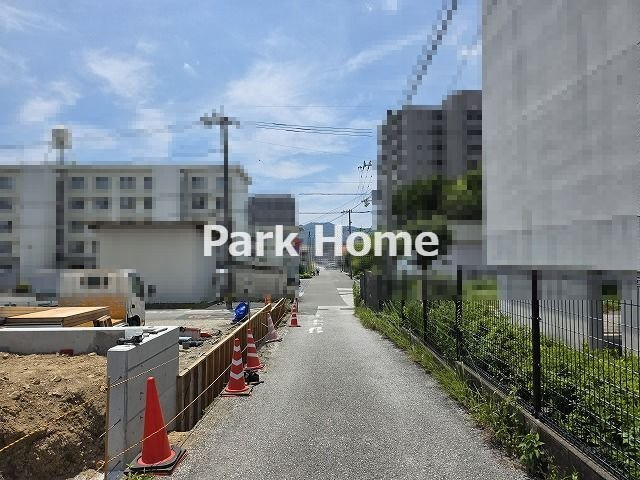 高知市新田町　③　新築戸建ての前面道路含む現地写真