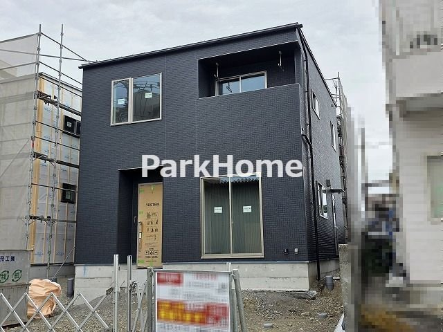 高知市新田町　③　新築戸建ての外観|高断熱なZEH基準の住まいだからこそ、年間を通して足元から心地よい温度環境が保たれます。南からの光が室内奥まで届き、日中は照明をつけなくても明るく爽やかな雰囲気の中でゆったり過ごせます。