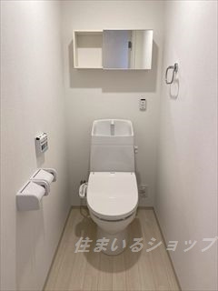 メディオ　クエストのトイレ|シャワートイレ・ミラー付き収納あり