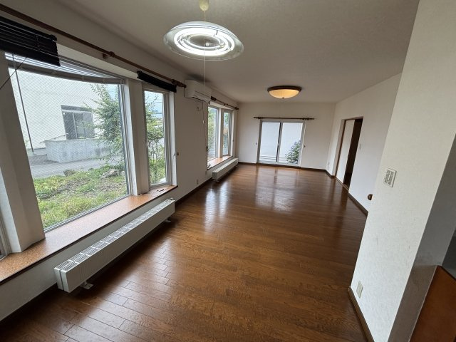 新中野町2丁目6-6借家の居間・リビング