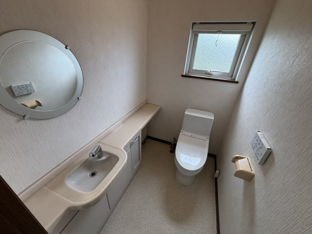 新中野町2丁目6-6借家のトイレ