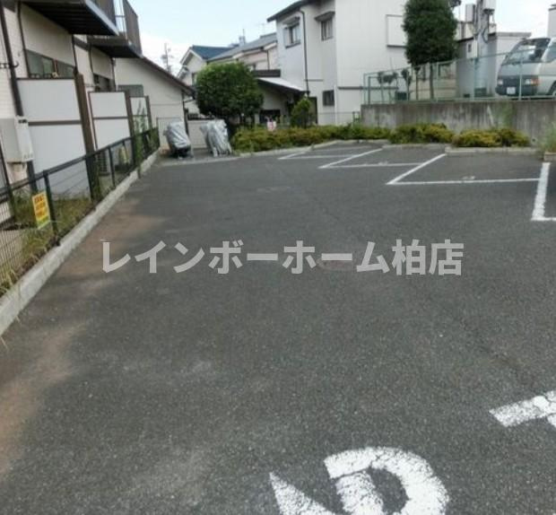 特典：仲介手数料が無料です!!の駐車場